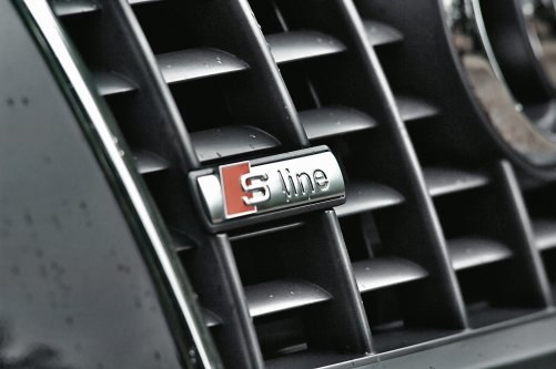 Logo wersji S-Line montowane jest na grillu, który w tej wersji ma wzór kratki. /Motor