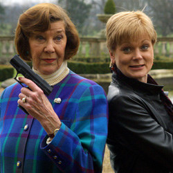 Lois Maxwell i Samantha Bond, aktualna Moneypenny /AFP