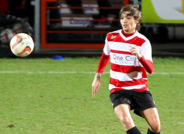 Loius Tomlison (One Direction) w barwach Doncaster Rovers - fot. Beretta/Sims /Rex / East News