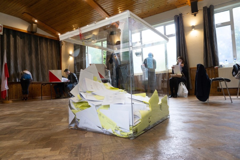 Lokal wyborczy w Londynie /Shutterstock