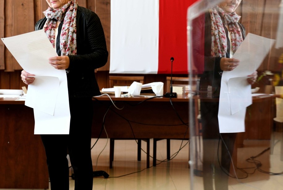 Członek komisji wyborczej przyszedł do lokalu z bronią