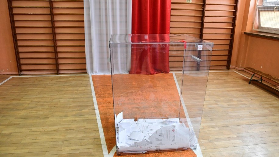 Lokale wyborczej będą czynne od 07:00 do 21:00 / 	Piotr Polak    /PAP