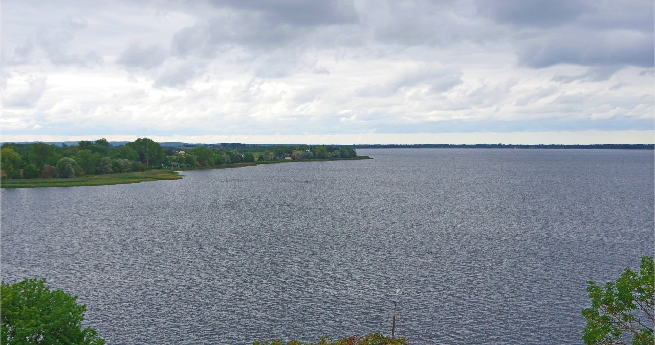 Lokalizacja nad brzegiem Zalewu Kamieńskiego dodaje uroku i tworzy przestrzeń idealną do spokojnych spacerów /East News