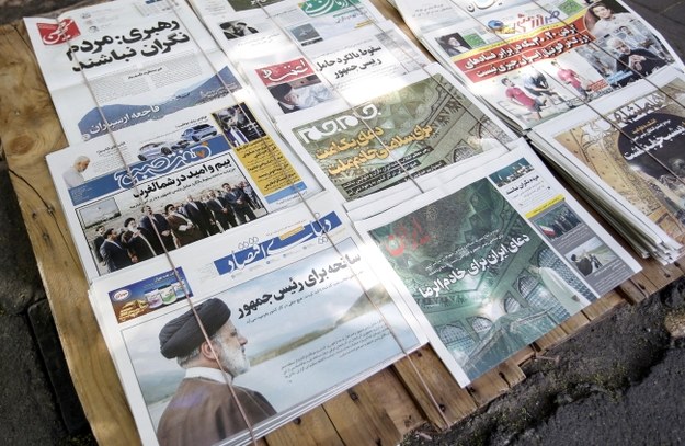 Lokalne gazety w Teheranie informujące o katastrofie śmigłowca /PAP/EPA/ABEDIN TAHERKENAREH /PAP/EPA