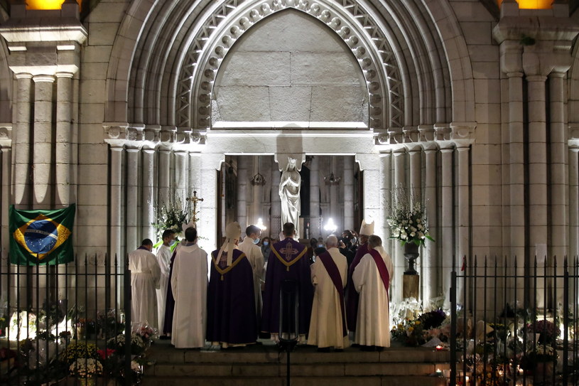 Lokalni parafianie zgromadzili się również w bazylice Notre Dame na pierwszej mszy od czasu ataku /SEBASTIEN NOGIER  /PAP/EPA