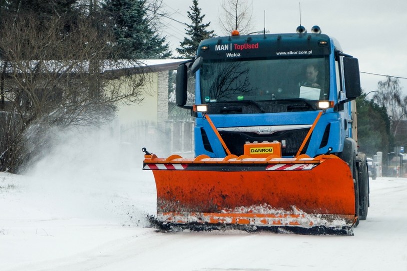 Lokalnie drogi mogą być pokryte śniegiem i śliskie /Piotr Kamionka /Reporter