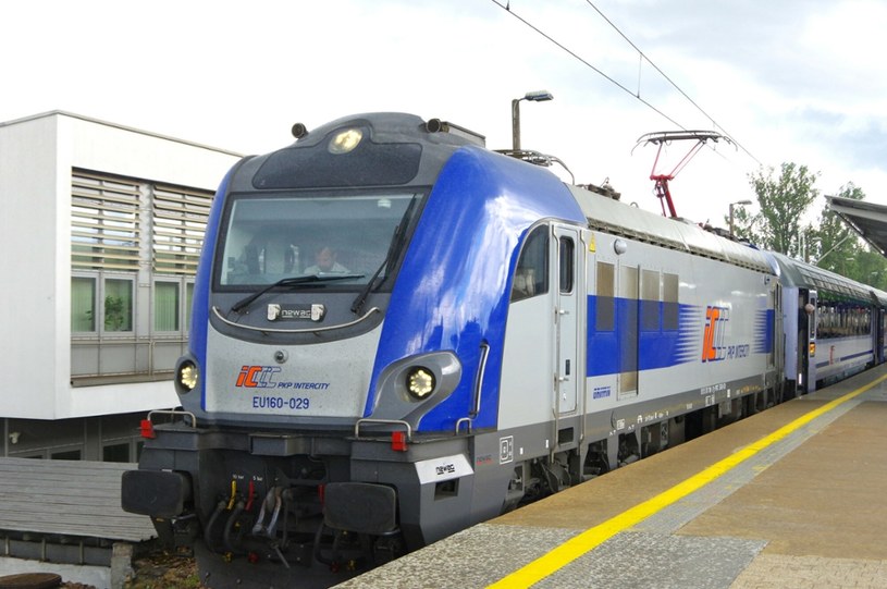 Lokomotywa elektryczna EU160 Newag Griffin ze składem pociągu IC (zdj. ilustracyjne) /Marek Bazak /East News