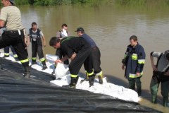 Łomianki: umacnianie wałów