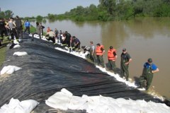 Łomianki: umacnianie wałów