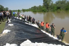 Łomianki: umacnianie wałów