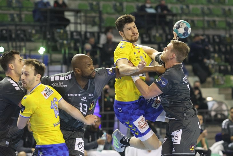 Łomża Vive Kielce (yellow jersey) in 1/8 Finals against HBC Nantes / Andrzej Iwańczuk / East News