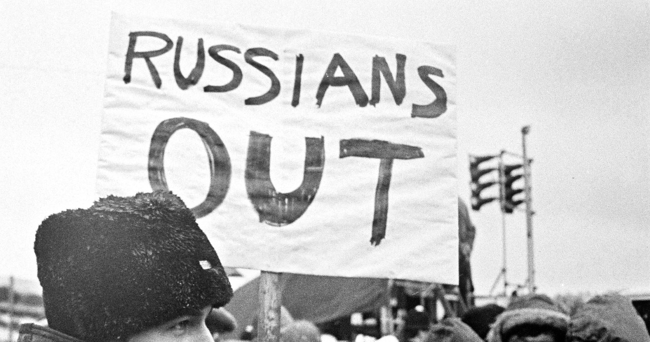 Londyn 20 grudnia 1981 r. Demonstracja przeciwko wprowadzeniu w Polsce stanu wojennego - tysiące manifestantów przeszło z Hyde Parku pod ambasadę PRL /Andrzej Iwanowski /Agencja FORUM