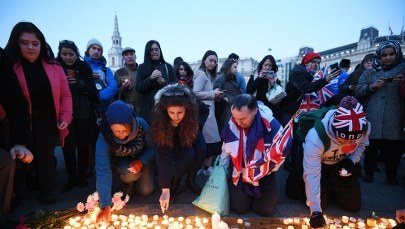 Londyn: Do 4 wzrosła liczba ofiar zamachu. Kilkaset osób złożyło im hołd