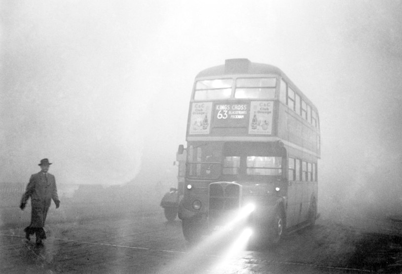 Londyn jest znany z mgieł, ale ta, która pojawiła się w grudniu 1952 roku, była inna. Doprowadziła do śmierci 12 tys. osób /TopFoto/ Forum /Agencja FORUM