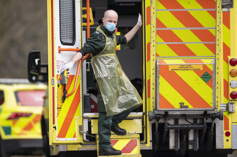 Londyn, medyk przy ambulansie, zdjęcie ilustracyjne /Justin Setterfield /Getty Images