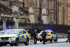 Londyn: Na Moście Westminsterskim samochód uderzał w przechodniów
