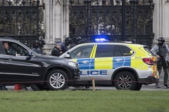 Londyn: Na Moście Westminsterskim samochód uderzał w przechodniów