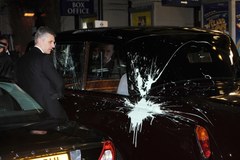 Londyn: Protestujący studenci zaatakowali samochód księcia Karola