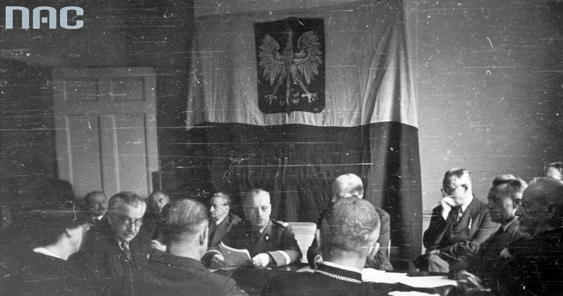 Londyn, rok 1940. Wspólnie posiedzenie rządu RP na Wychodźstwie i Rady Narodowej. Widoczni od lewej: gen. Józef Haller, poseł Ignacy Schwarzbart, w środku premier Władysław Sikorski. Z prawej gen. Lucjan Żeligowski /Z archiwum Narodowego Archiwum Cyfrowego