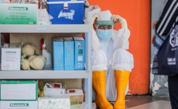 Londyn zaostrza przepisy pandemiczne. 28-latek wyzdrowiał z Covid-19 dzięki ECMO [RELACJA]