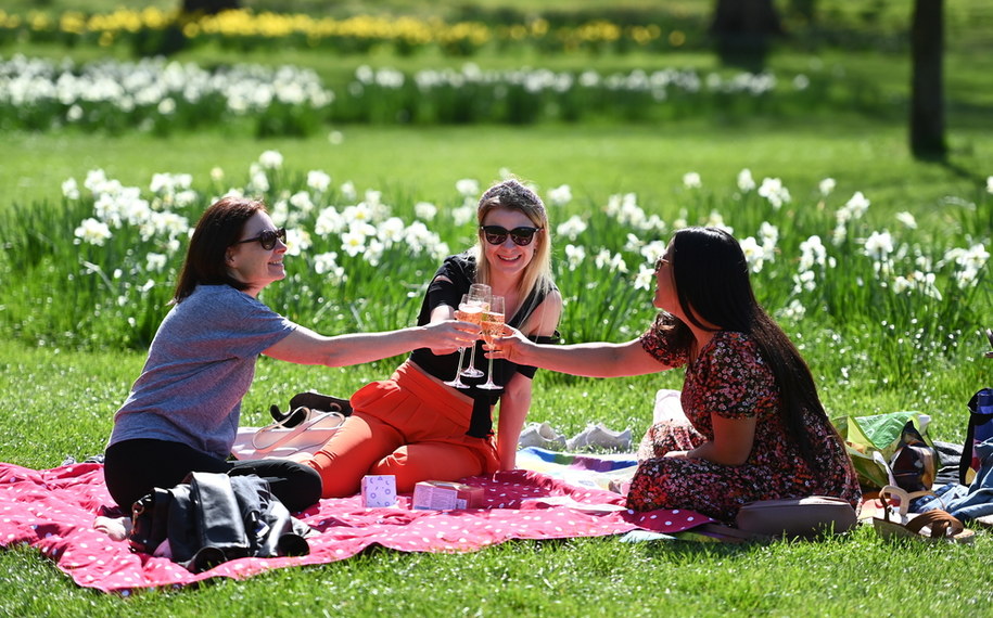 Londyńczycy cieszący się pogodą w St. James's Park / 	ANDY RAIN    /PAP/EPA