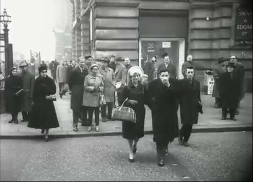 Londyńczycy na ulicy podczas Wielkiego Smogu w 1952 roku mają problemy z oddychaniem /Media Drum /East News