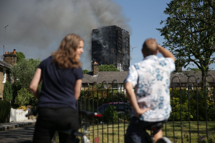 Londyńczycy patrzą na płonący wieżowiec /AFP