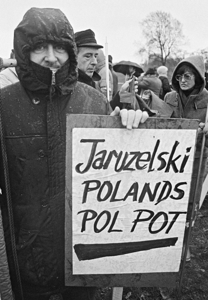 Londyńska demonstracja przeciwko wprowadzneiu stanu wojennego 20 grudnia 1981 r. /Andrzej Iwanowski /Agencja FORUM
