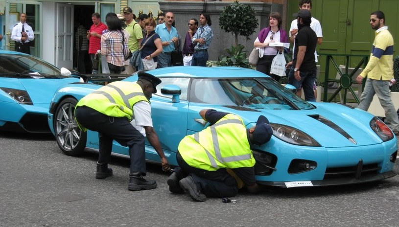 Londyńska policja zakłada blokady arabskim bolidom zaparkowanym przed Harrodsem /AFP
