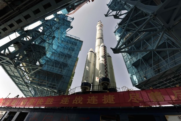 Long March-2F ze statkiem kosmicznym Shenzhou X /AFP