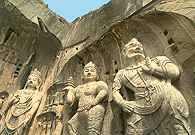 Longmen, figury przed świątynią w Fengxian Si w Longmen /Encyklopedia Internautica