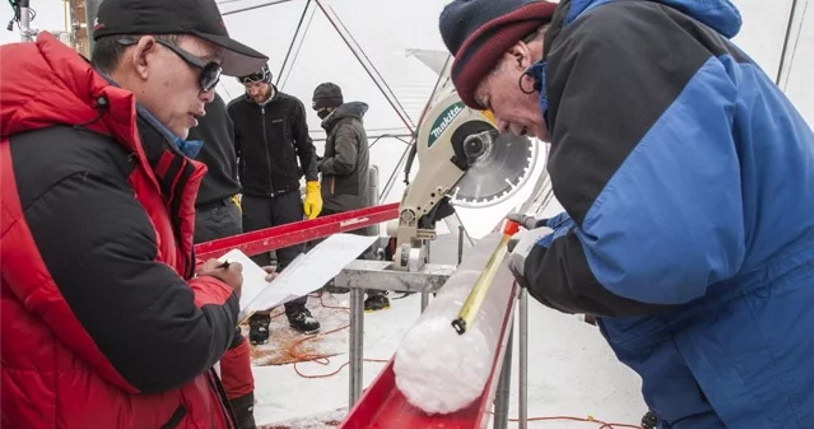 Lonnie Thompson (po prawej) badają lód skrywający wirusy. Fot.  The Ohio State University /materiały prasowe