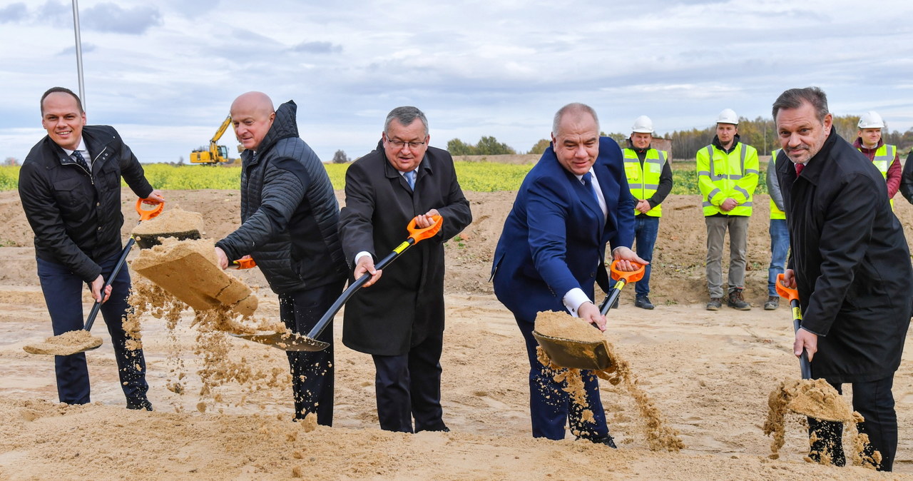 Łopatą machali ministrowie i wiceministrowie, wojewodowie, dyrektorzy... /Wojciech Jargiło /PAP