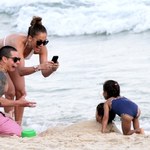 Lopez z chłopakiem i dziećmi na plaży w Rio