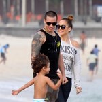 Lopez z chłopakiem i dziećmi na plaży w Rio
