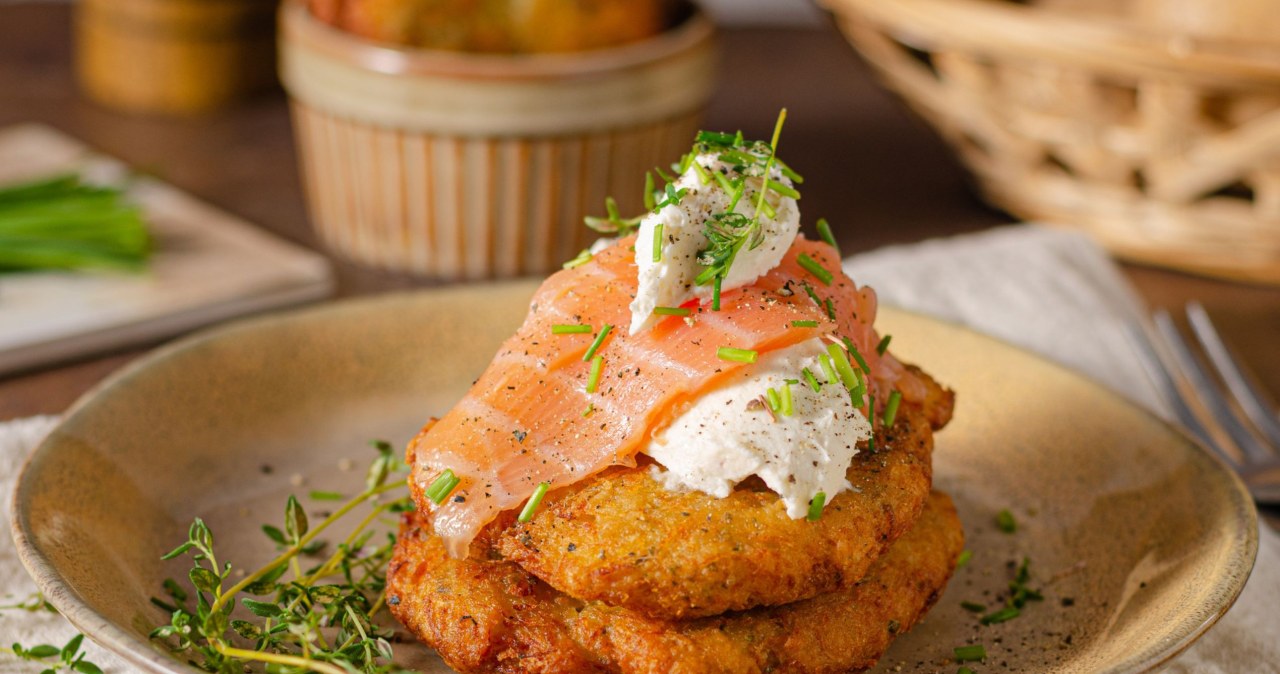 Łosoś świetnie komponuje się z chrupiącymi plackami ziemniaczanymi /peteers /123RF/PICSEL