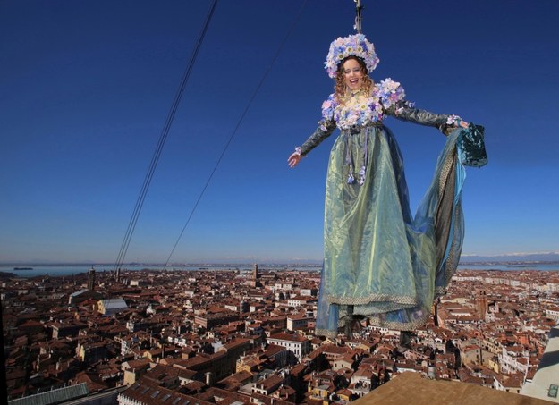 "Lot Anioła" z dzwonnicy na placu Świętego Marka to symboliczne rozpoczęcie karnawału w Wenecji /PRESS CARNEVALE VENEZIA HANDOUT /PAP/EPA