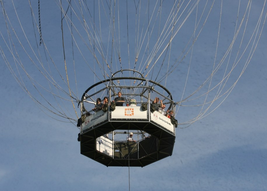 Lot balonem przy słonecznej pogodzie /	Jacek Bednarczyk   /PAP
