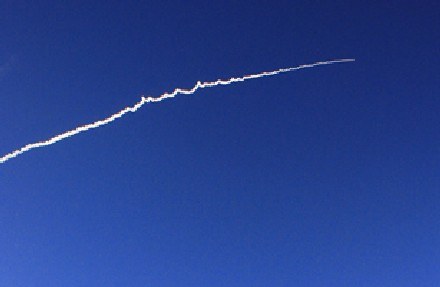 Lot rakiety M51 - naszym zdaniem, raczej trudno dopatrywać się w tym widoku UFO. /AFP