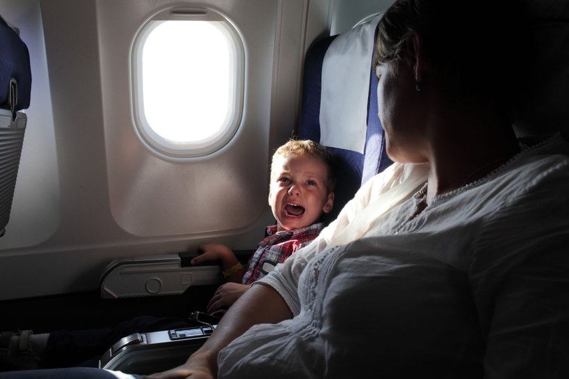 Lot samolotem może być trudnym doświadczeniem dla dziecka /123RF/PICSEL