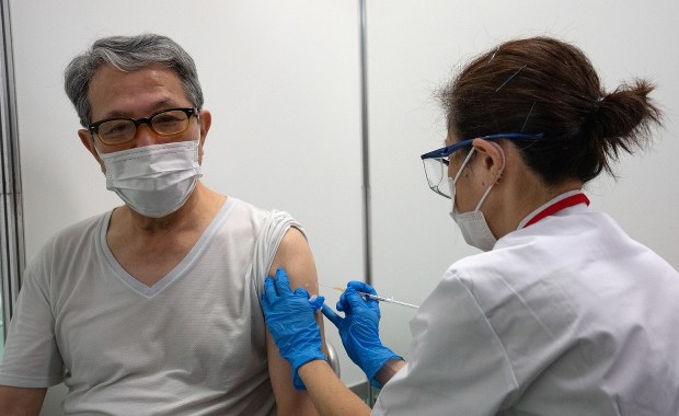 Loteria dla zaszczepionych i pieniądze dla gmin. Rząd chce zachęcić do szczepień