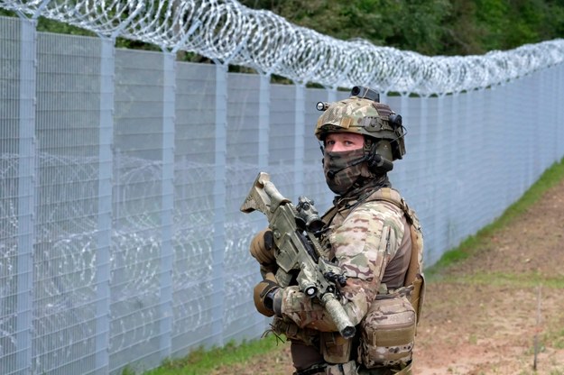 Łotewski żołnierz patrolujący granicę z Białorusią /VALDA KALNINA /PAP/EPA