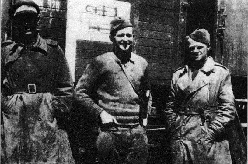 Lotnicy amerykańscy z Eskadry Kościuszkowskiej, w środku kpt Merian Cooper, 1920 /reprodukcja FoKa /Agencja FORUM