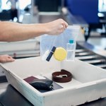 Lotniska żegnają uciążliwe ograniczenie. Chodzi o płyny w bagażu