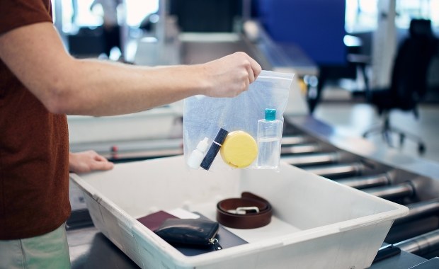 Lotniska żegnają uciążliwe ograniczenie. Chodzi o płyny w bagażu
