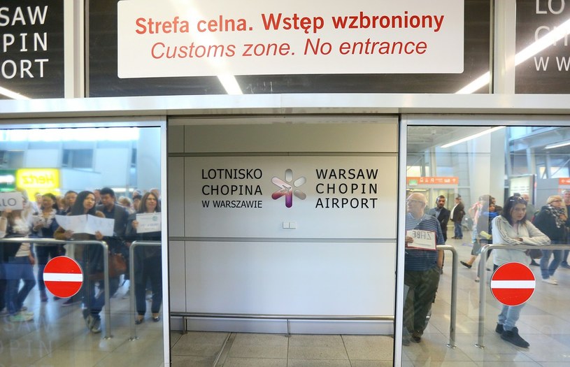 Lotnisko Chopina w Warszawie - hala przylotów /KAROL SEREWIS /East News