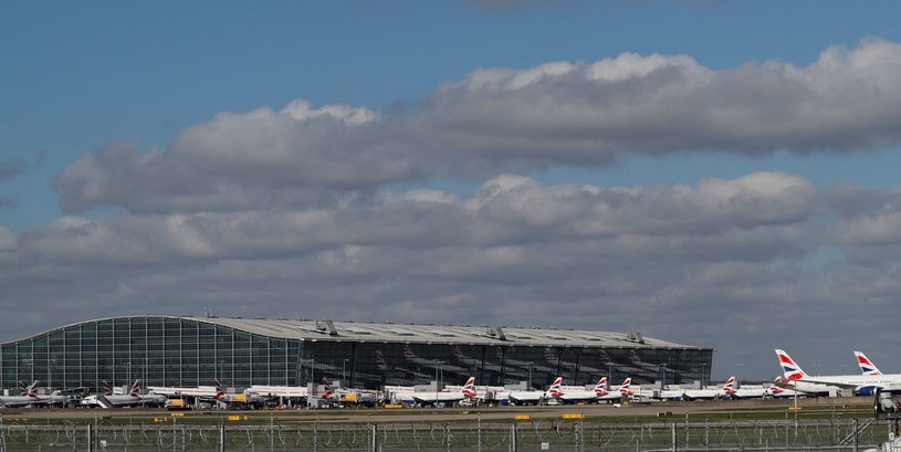 Lotnisko Londyn Heathrow to największy port lotniczy w całej Europie. Posiada pięć terminali i dwa pasy startowe, na których przyjmuje samoloty około 90 linii lotniczych z każdego zakątka świata. /AFP