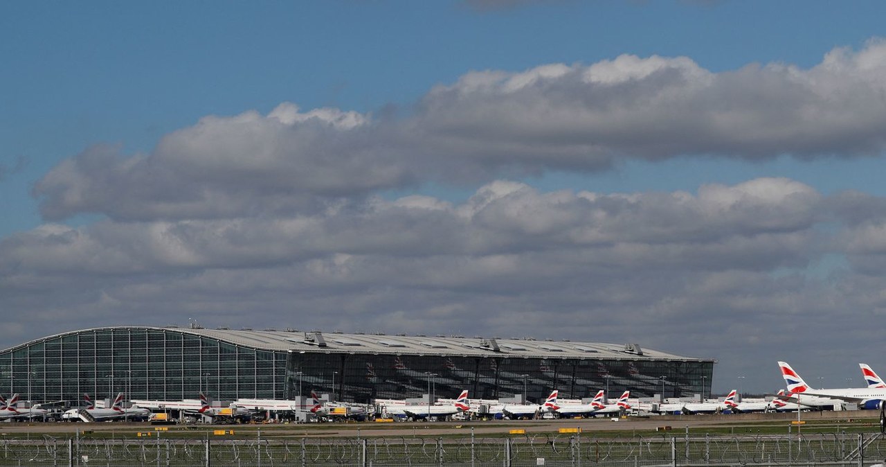 Lotnisko Londyn Heathrow to największy port lotniczy w całej Europie. Posiada pięć terminali i dwa pasy startowe, na których przyjmuje samoloty około 90 linii lotniczych z każdego zakątka świata. /AFP