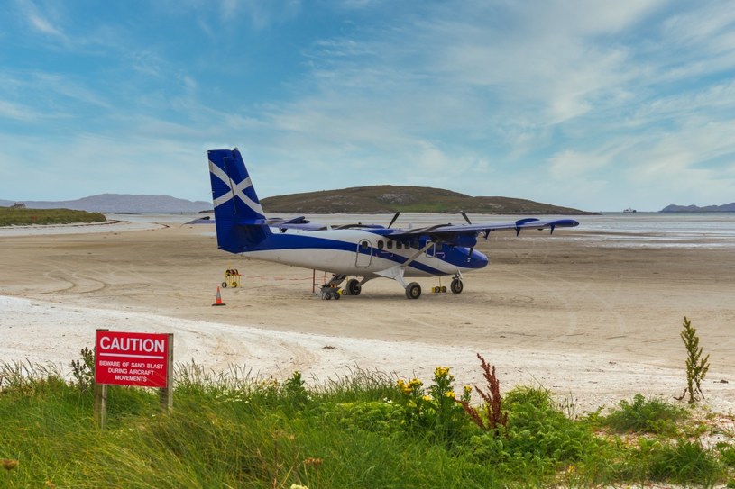 Lotnisko na wyspie Barra - pasy startowe na piasku często są zalane przed wodę /123RF/PICSEL