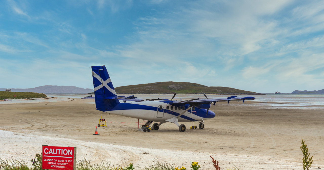 Lotnisko na wyspie Barra - pasy startowe na piasku często są zalane przed wodę /123RF/PICSEL